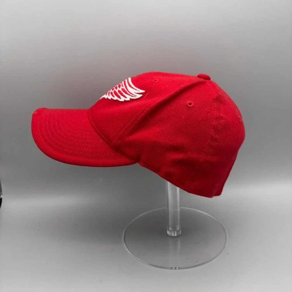 Detroit Red Wings Hat Men S/M Red Embroidered NHL Hockey Cap American Needle